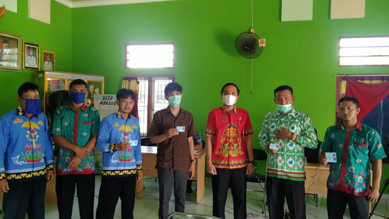 Serah terima KTP-el ke peratin dan aparat pekon Marang.jpg